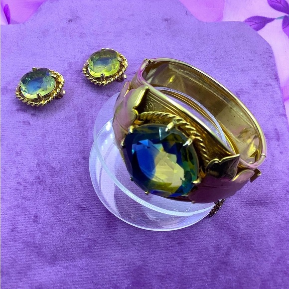 Sarah Coventry Versailles Gold and Green Art Glass Cuff And Clips  Set - Picture 6 of 7
